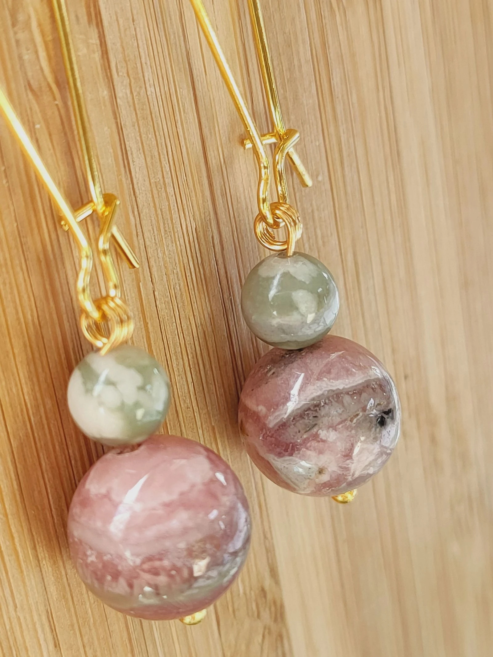Une paire de boucles d'oreilles en rhodochrosite et Jade hetian